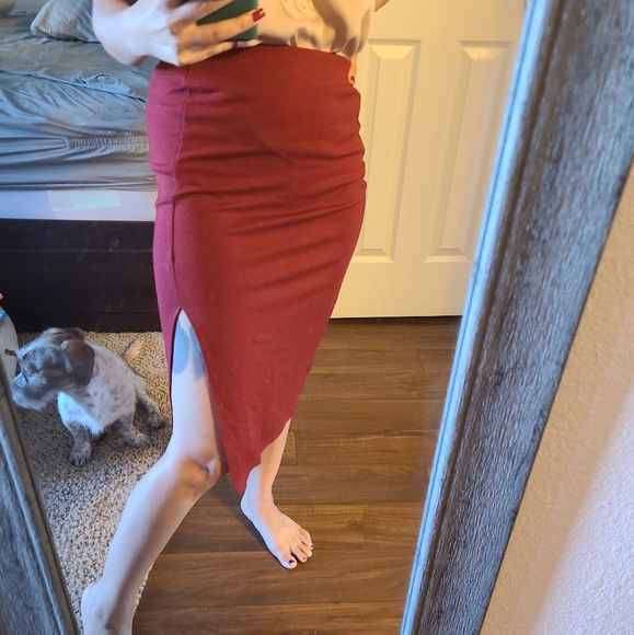 Burgundy pencil skirt with a slit - Picture 2 of 5
